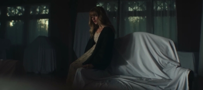 2022_-_Mckenna_Grace_Haunted_House_mp40934.jpg